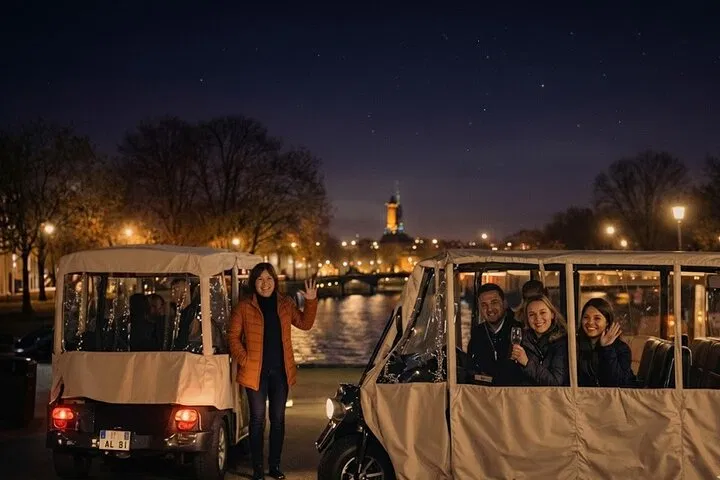 Night golf cart tour group with guide in Paris